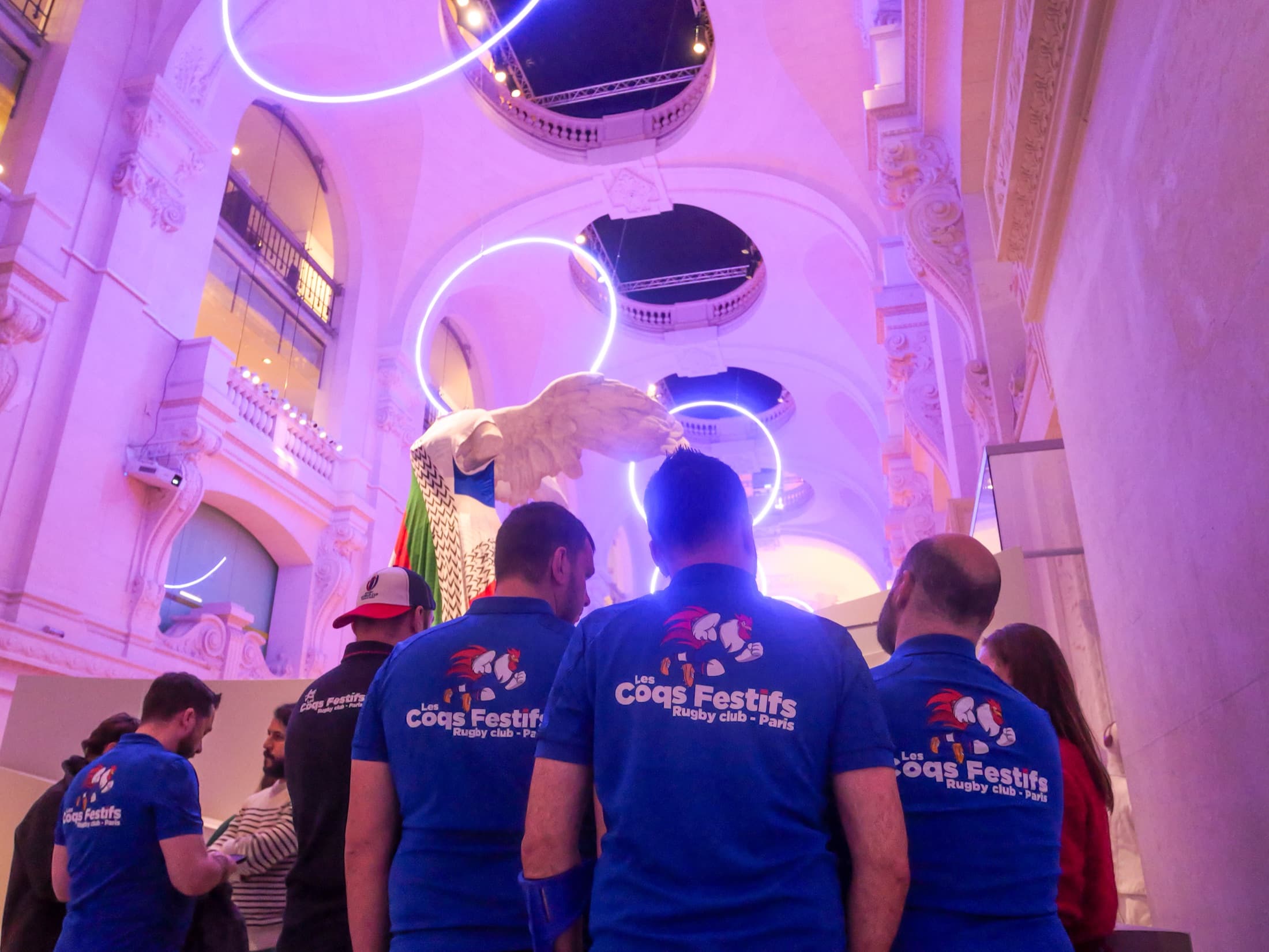 Les Coqs Festifs lors d’une réception de la Coupe du monde de rugby France 2023