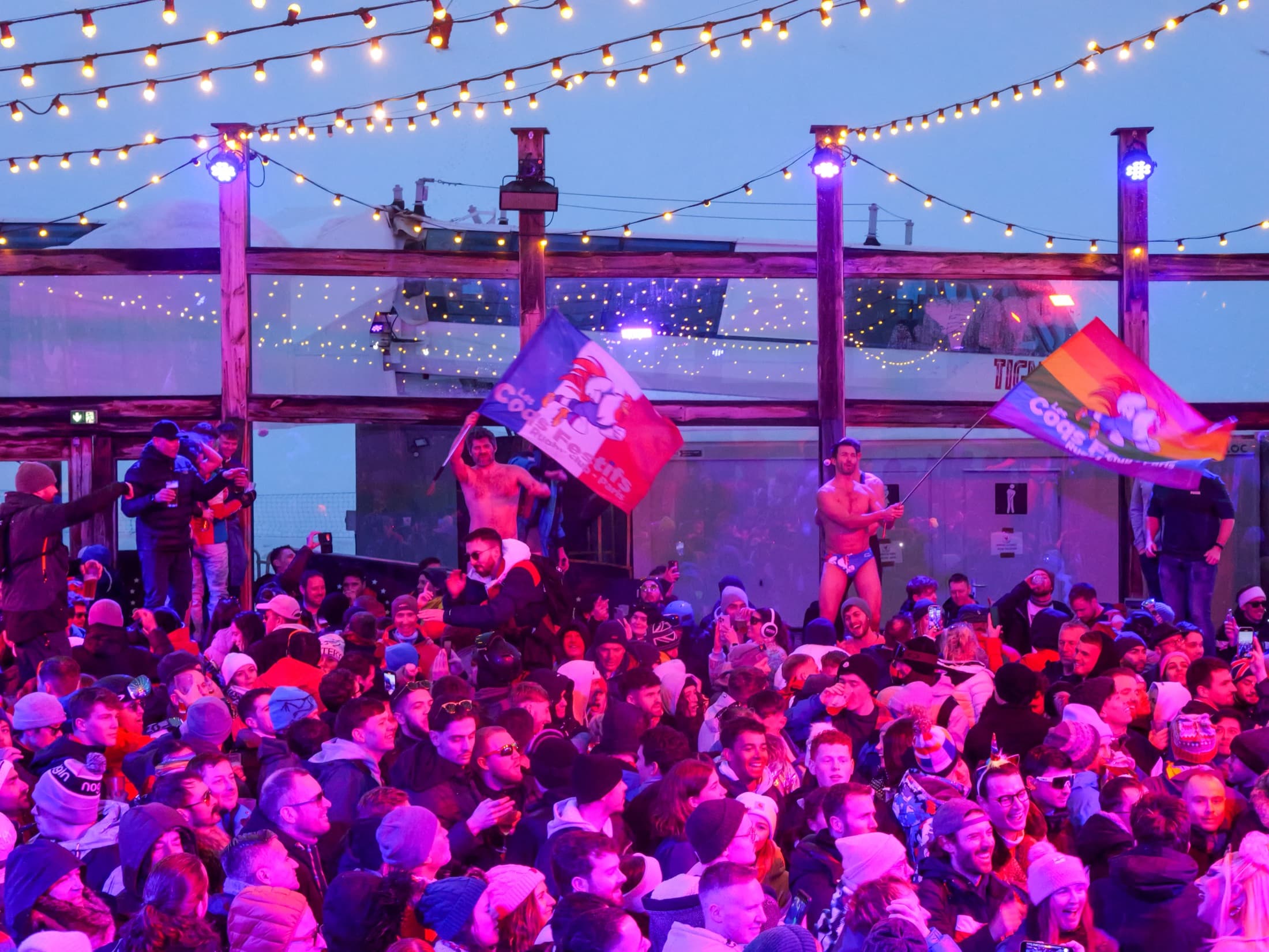 Soirée de l’European Snow Pride à Tignes avec le drapeau des Coqs Festifs