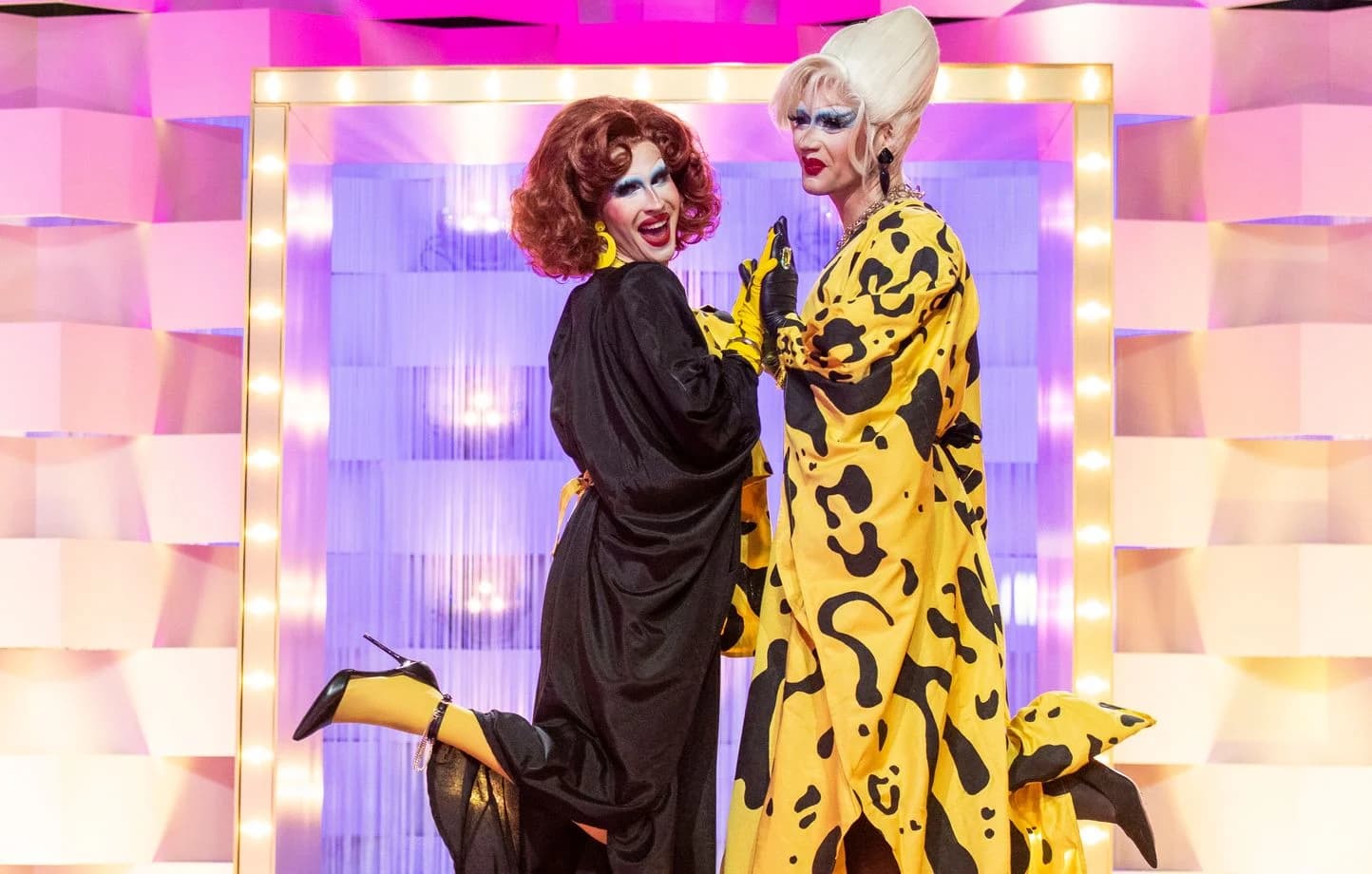 Deux drag queens sur le plateau de Drag Race France