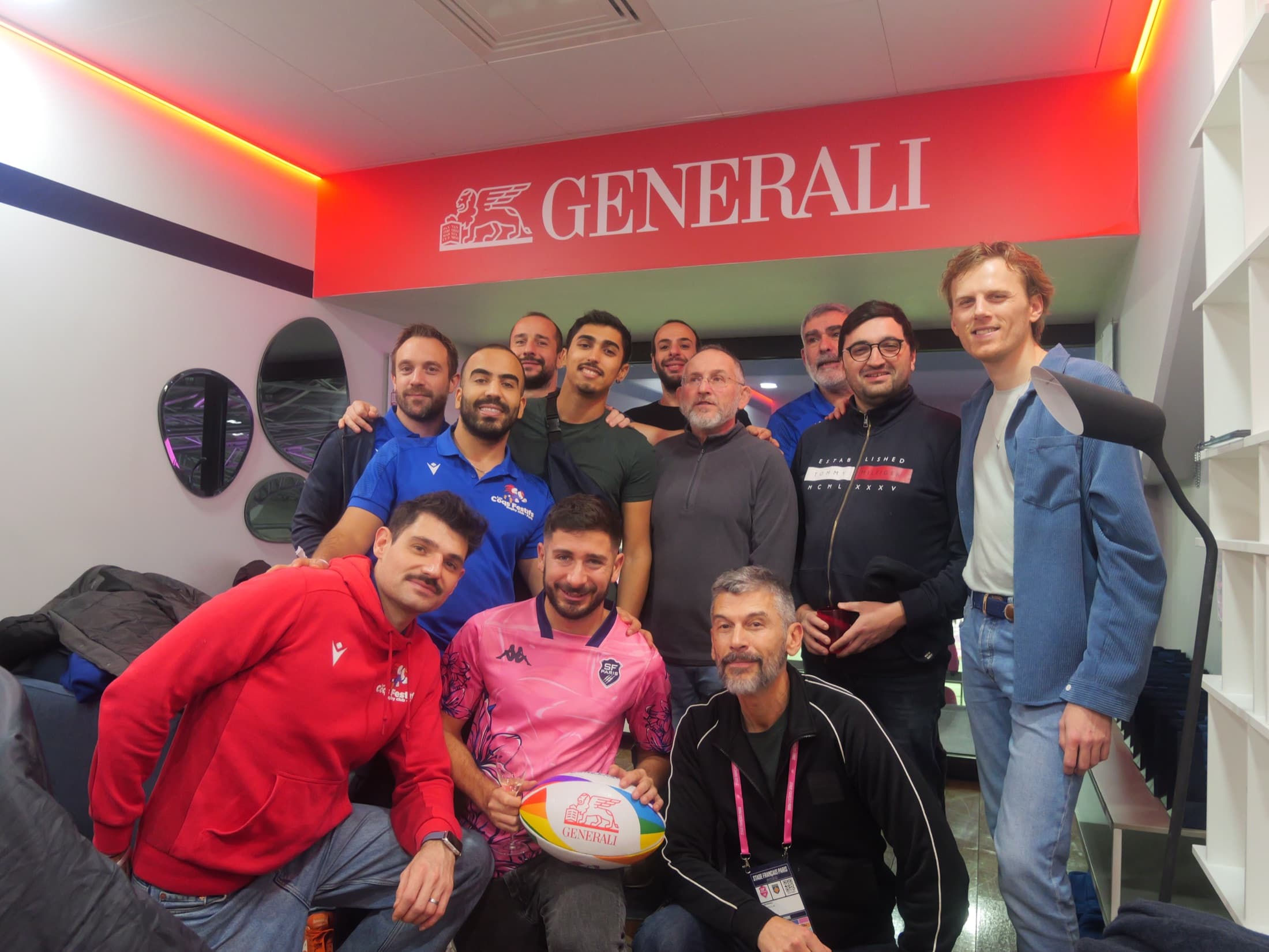 Les Coqs Festifs dans les locaux de Generali avec le ballon « Rugby Is My Pride »
