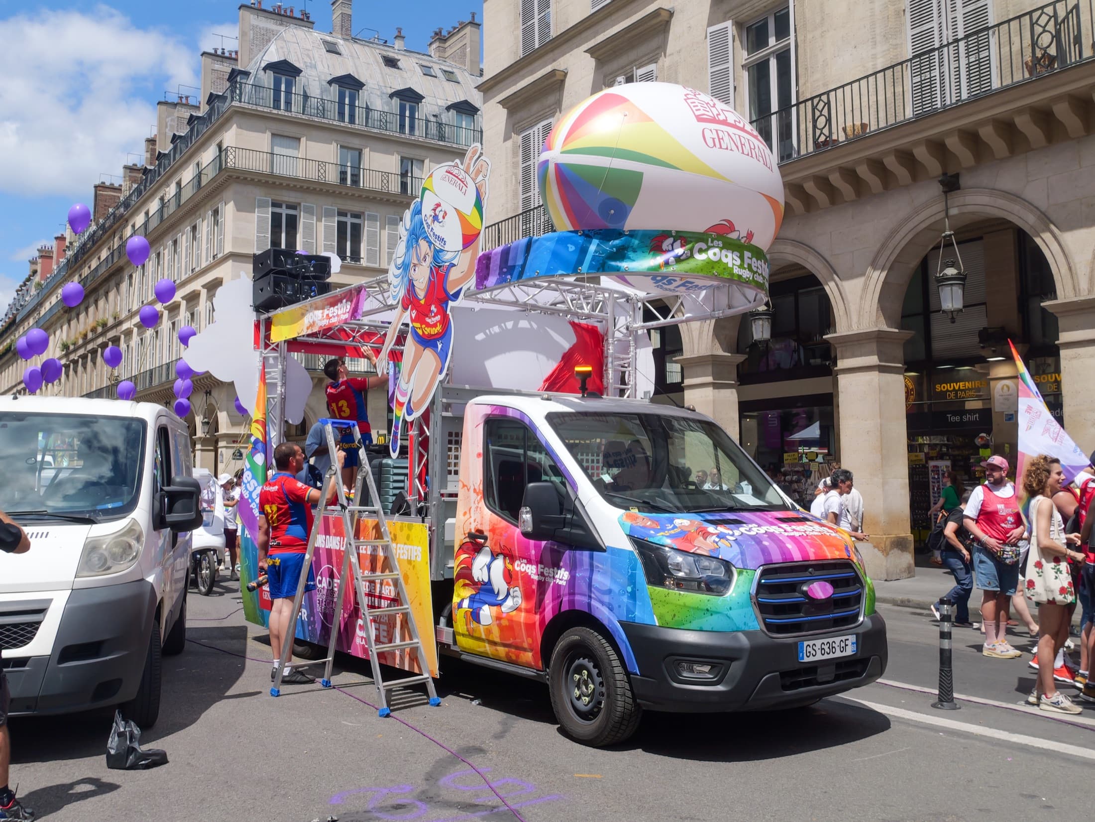 Le char Rugby Is My Pride des Coqs Festifs dans les rues de Paris
