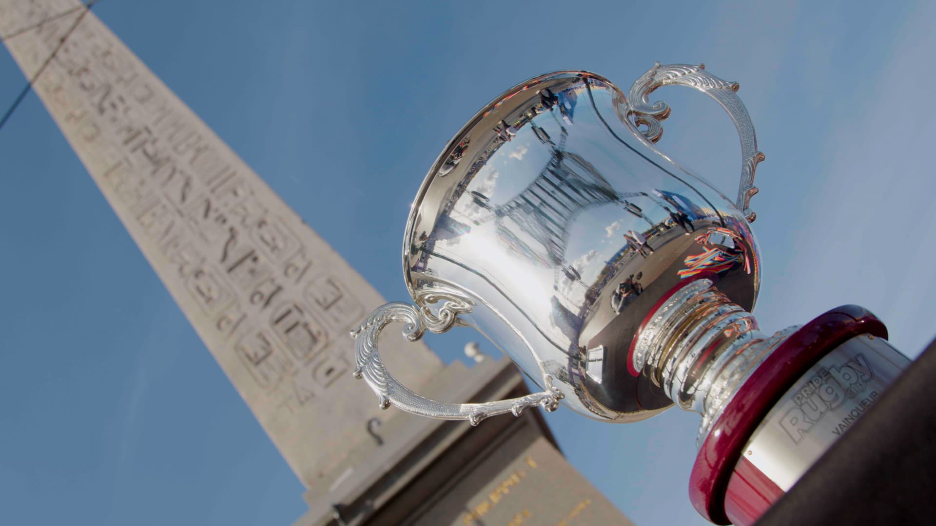 Le trophée de la Pride Rugby Cup devant l’obélisque de la place de la Concorde