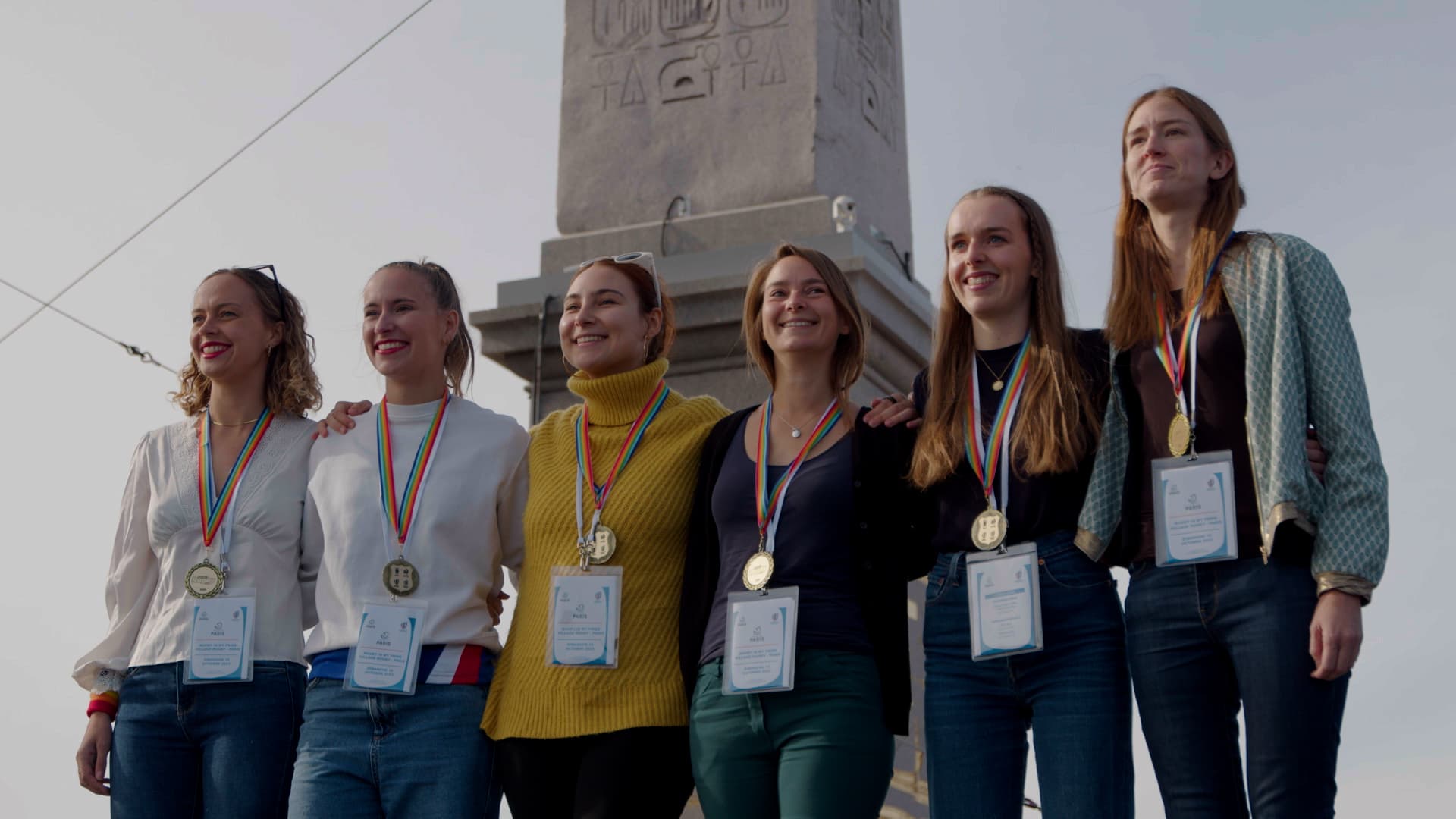 Podium féminin de la Pride Rugby Cup devant l’obélisque de la Concorde