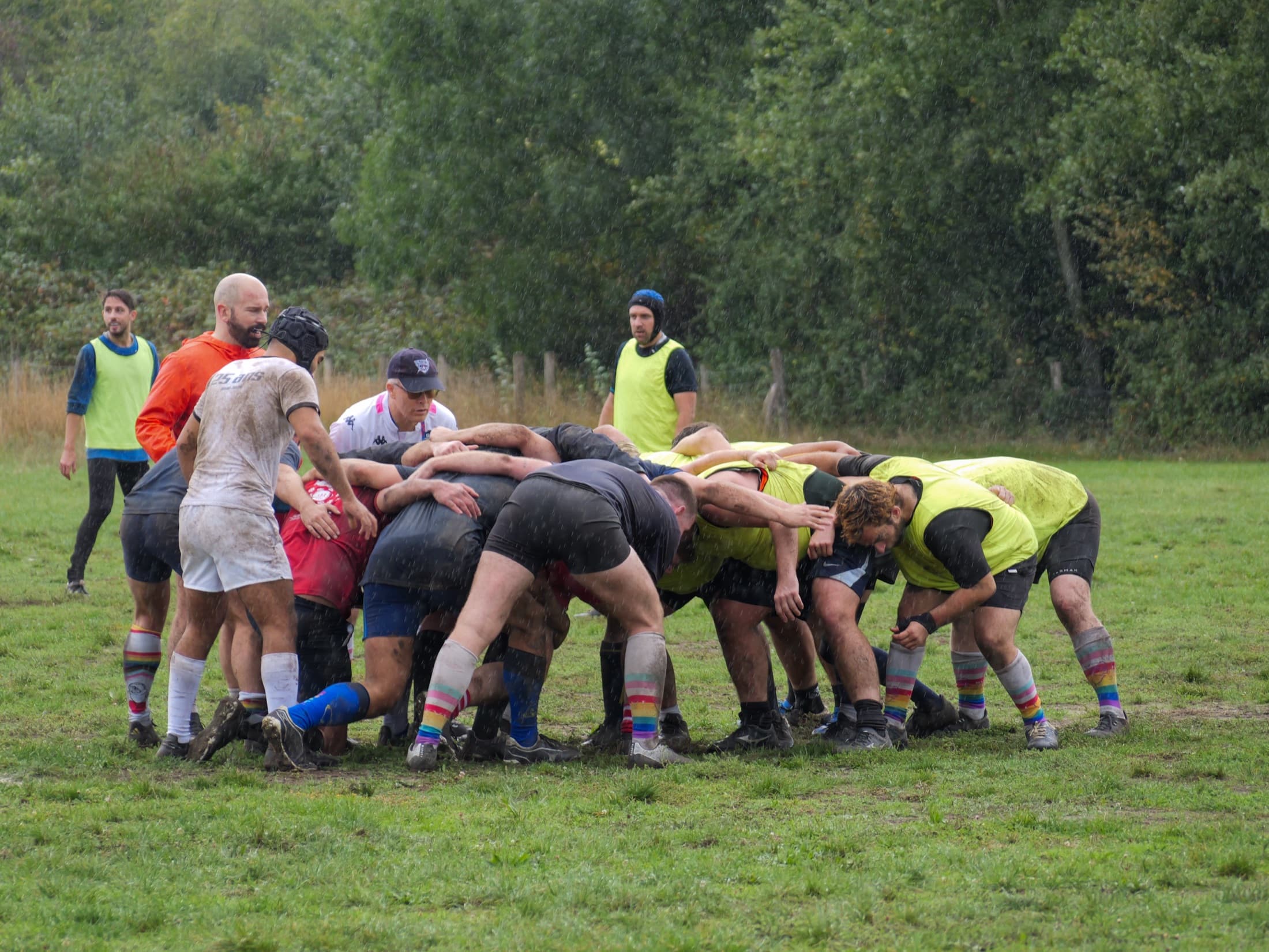 Mêlée à l’entraînement des Coqs Festifs sous la pluie