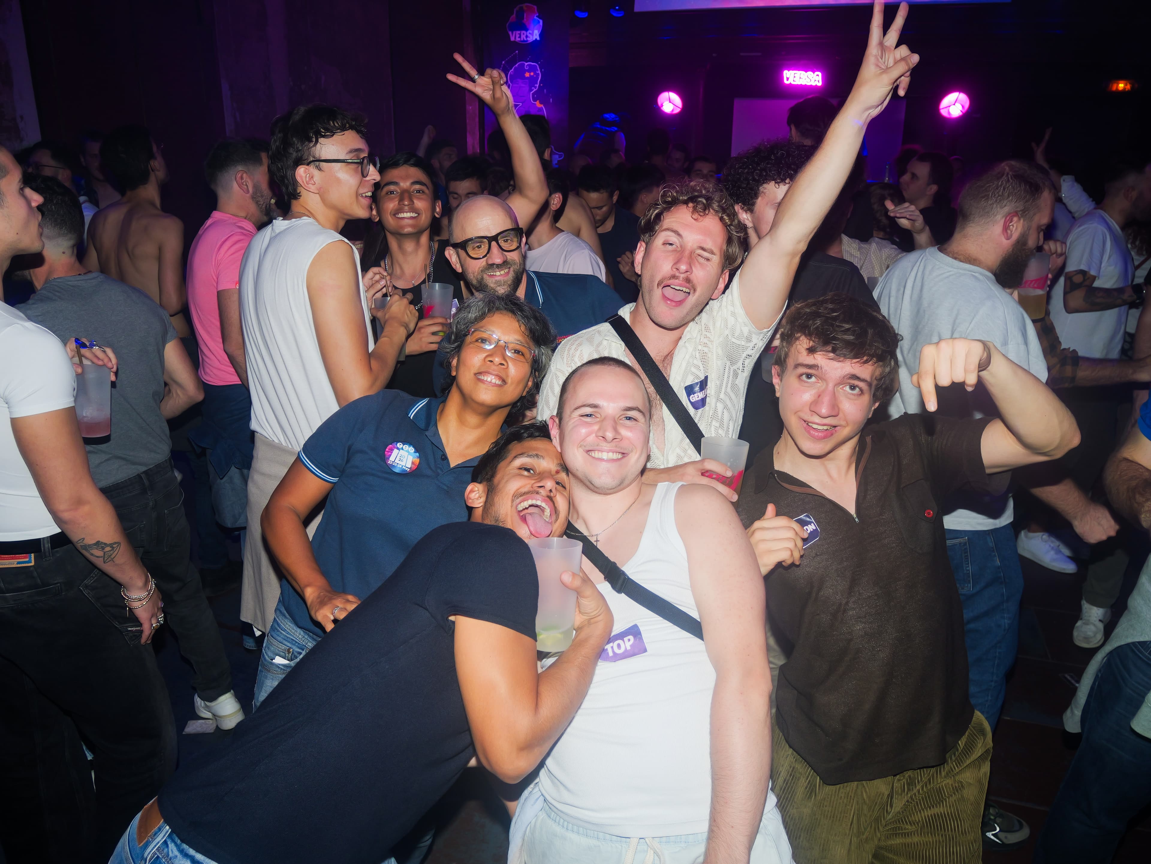 Membres des Coqs Festifs souriants en soirée