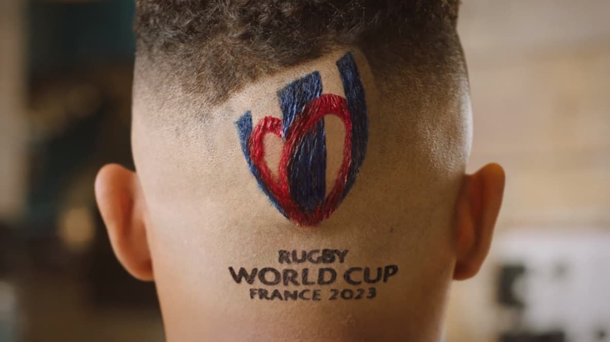 Logo de la Coupe du monde de rugby France 2023 tondu dans les cheveux d’un joueur