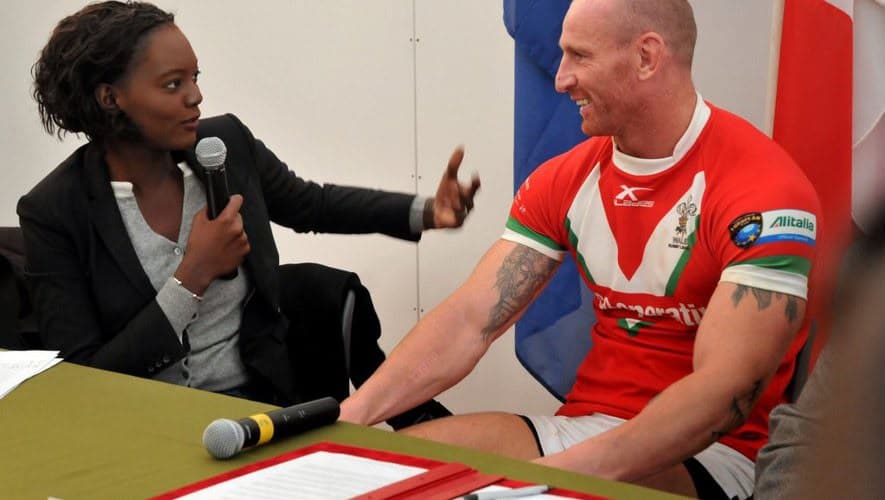 Rama Yade interviewant un joueur des Coqs Festifs lors de la signature de la Charte contre l’homophobie dans le sport