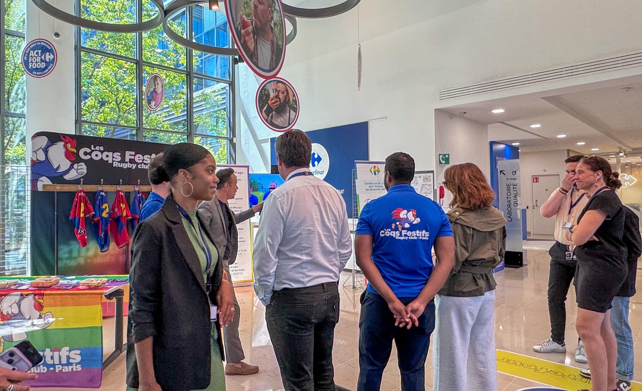 Stand de sensibilisation LGBT+ des Coqs Festifs chez Carrefour