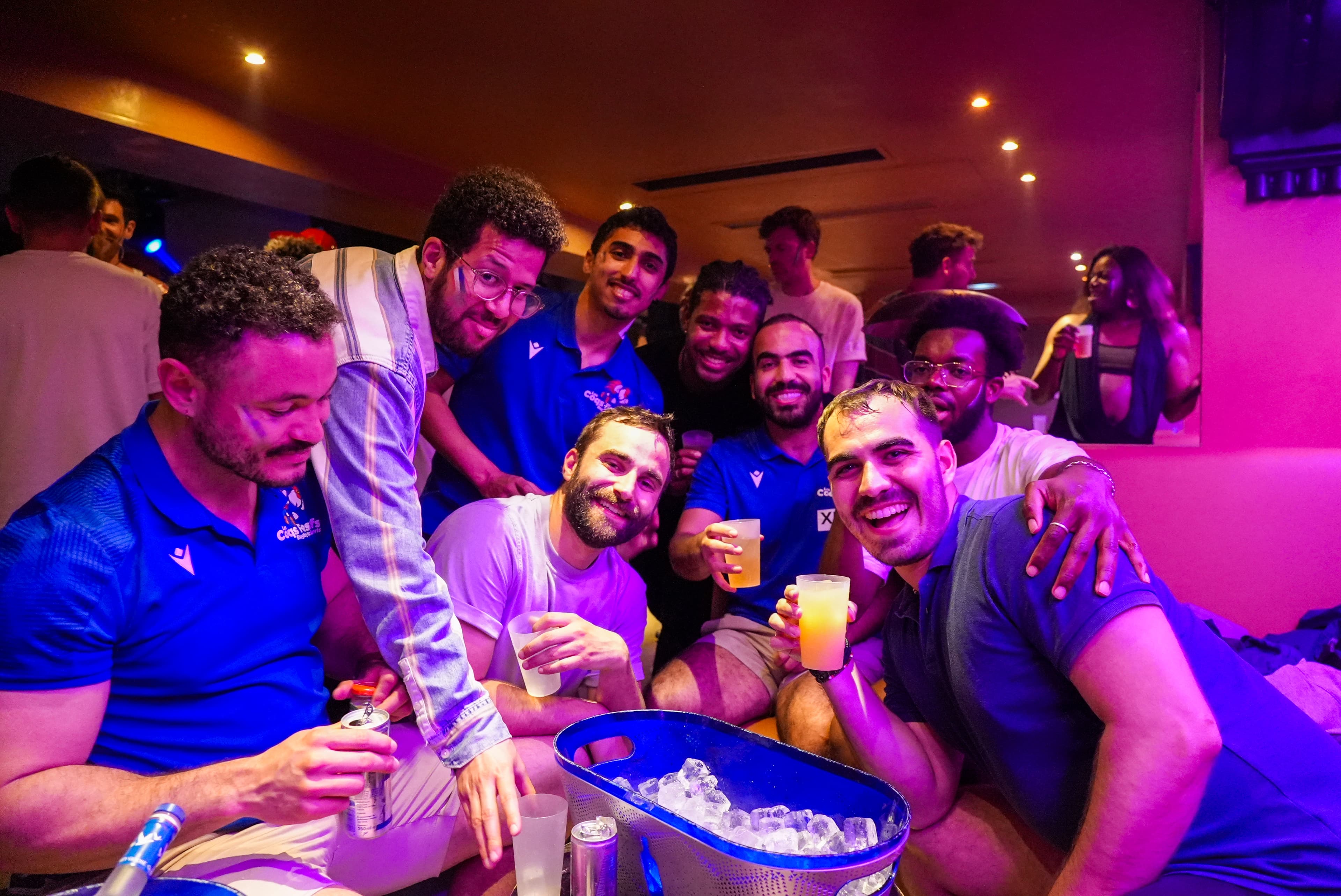 Équipe des Coqs Festifs réunie autour d’un verre en soirée