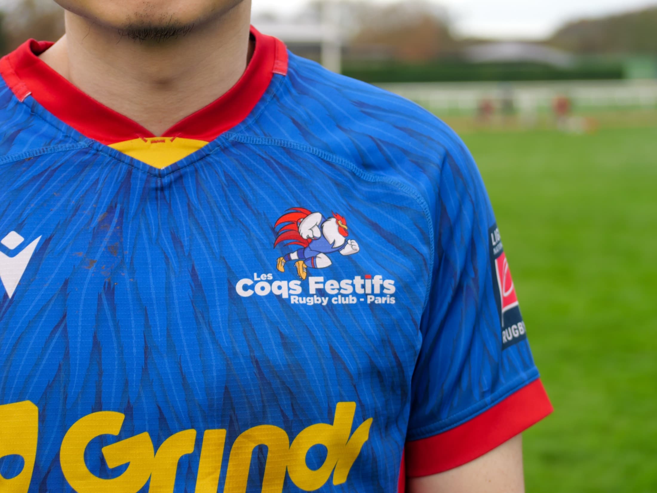 Maillot bleu Les Coqs Festifs, sponsor Grindr