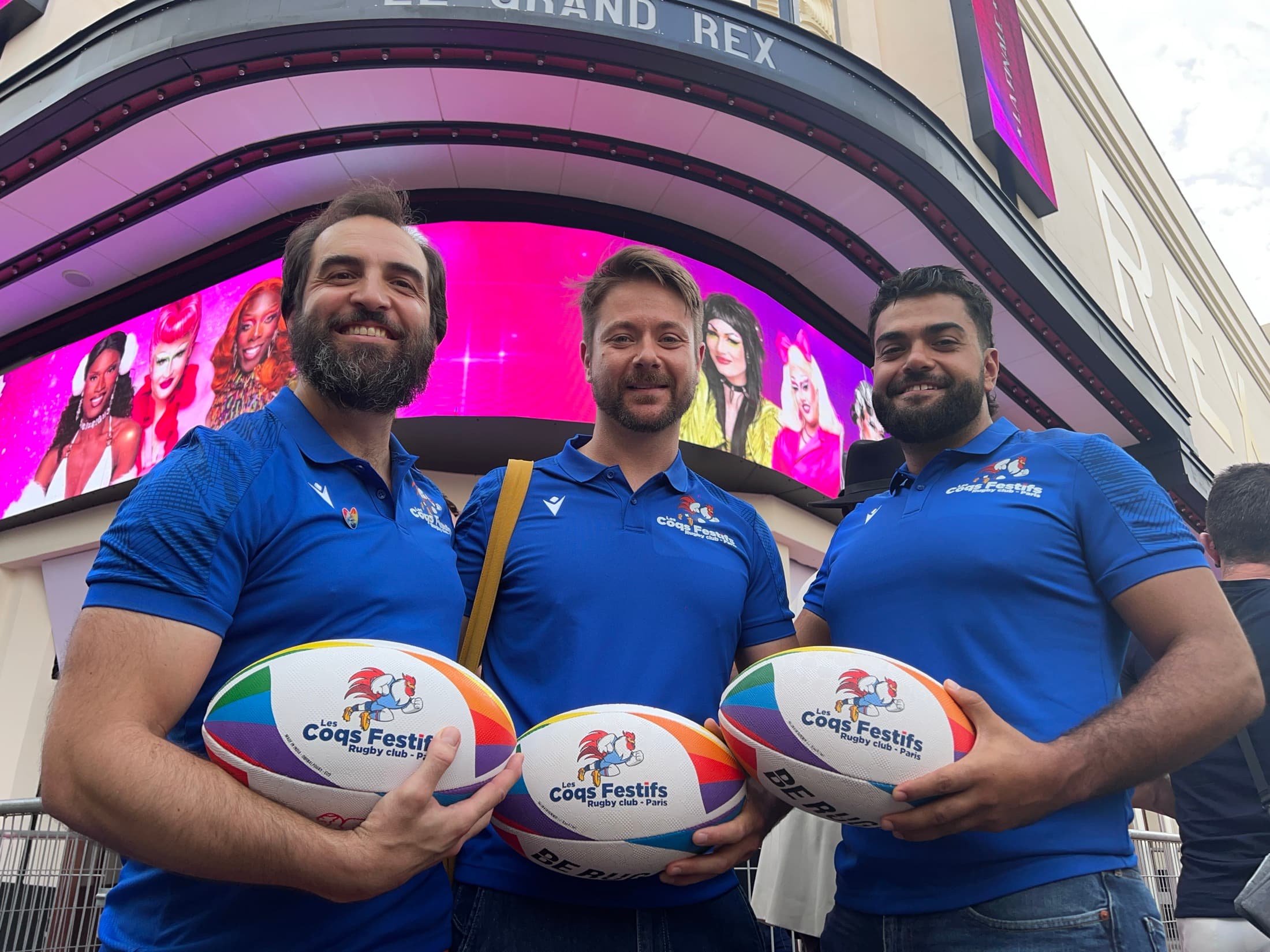 Trois joueurs des Coqs Festifs avec des ballons arc-en-ciel devant le Grand Rex pour Drag Race France