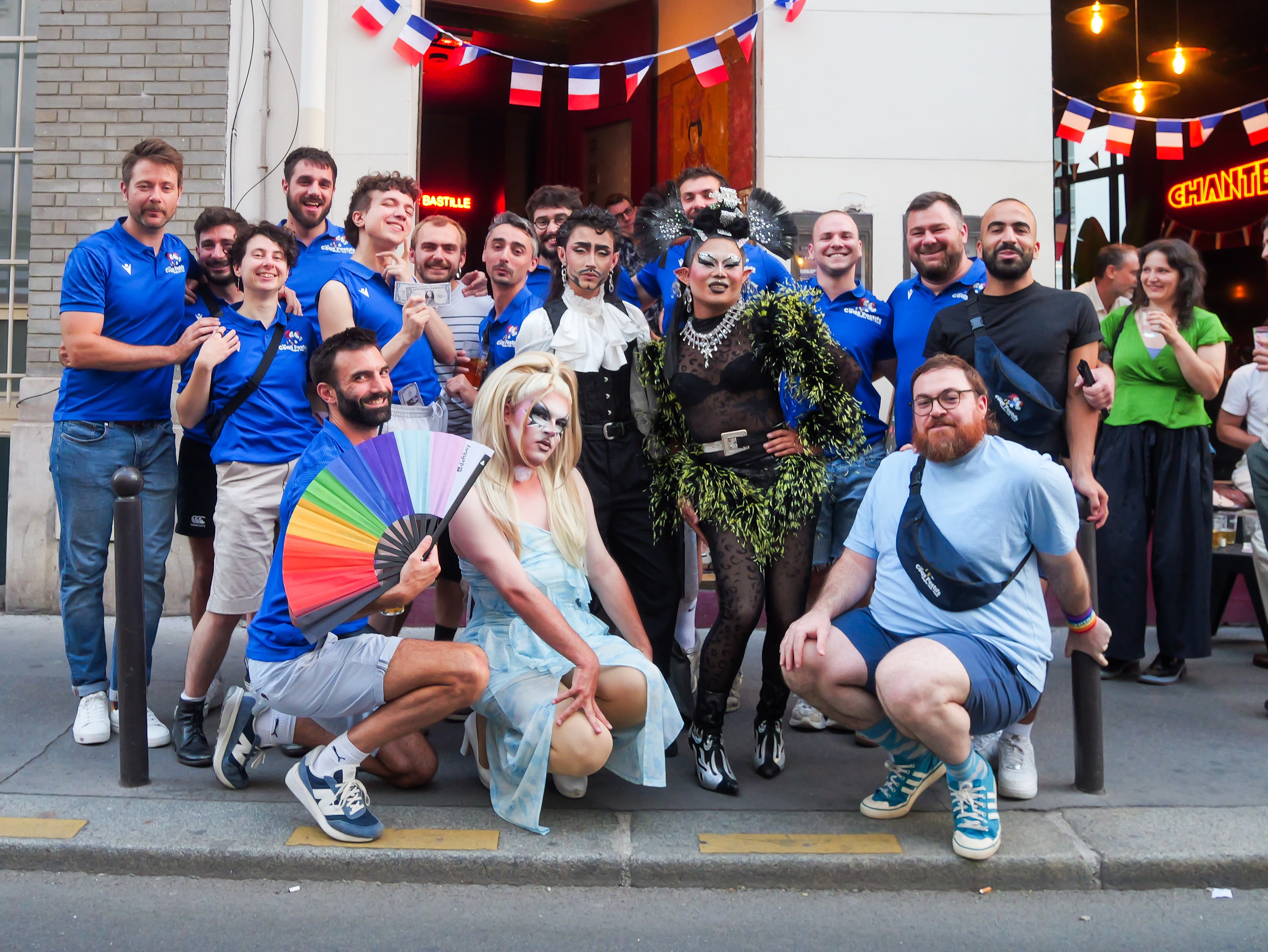 Les Coqs Festifs réunis dans la rue lors de la Marche des Fiertés