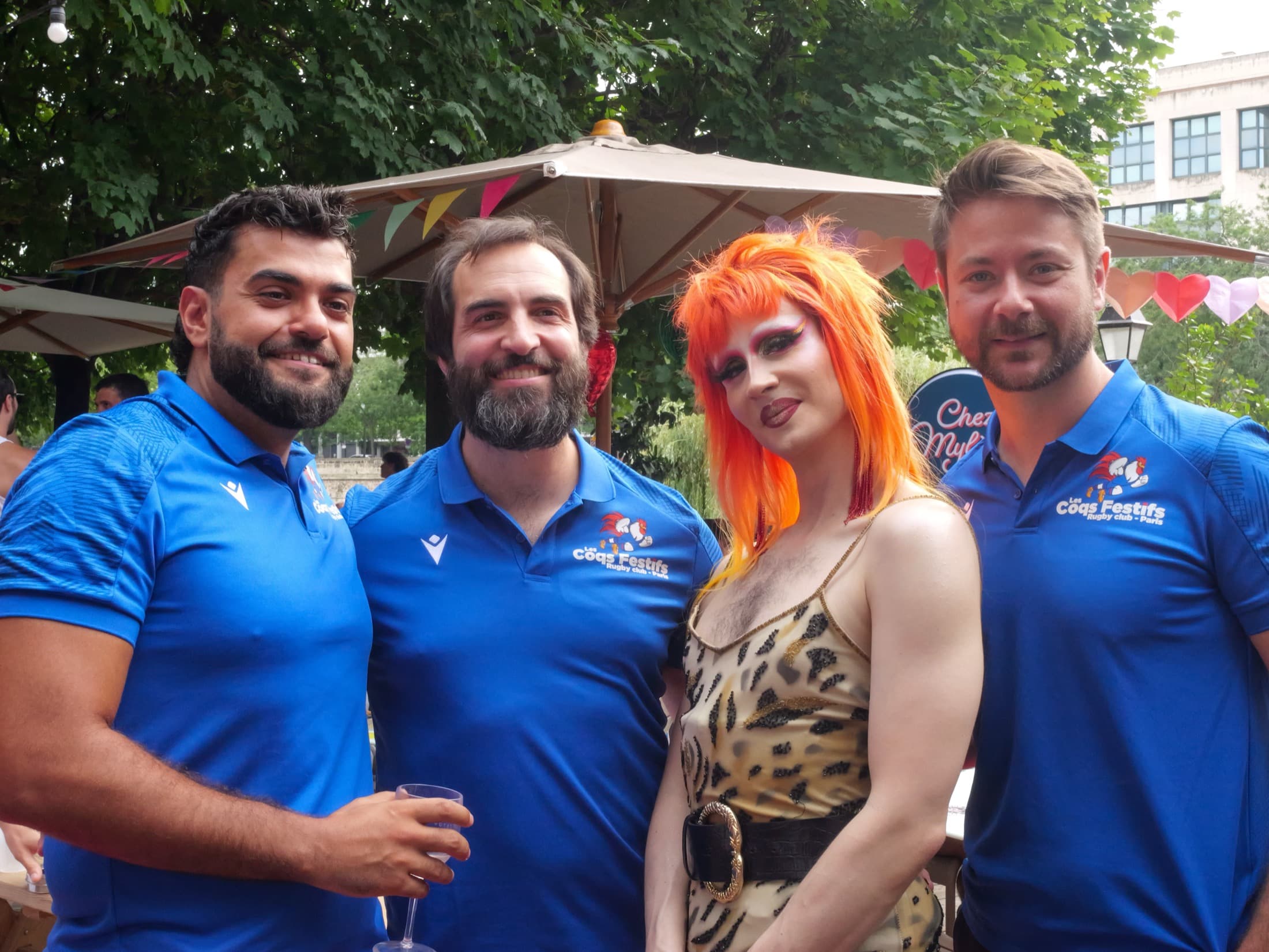 Joueurs des Coqs Festifs posant avec une drag queen