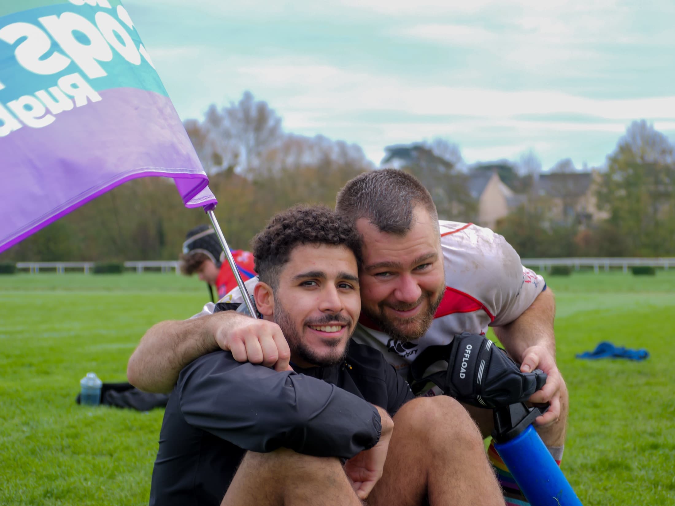 Deux joueurs des Coqs Festifs complices après un match