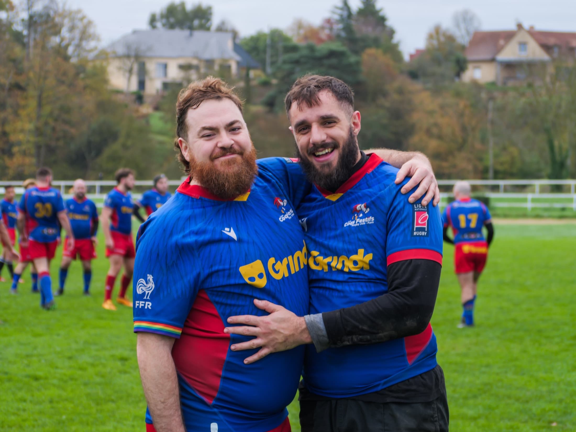 Joueurs des Coqs Festifs souriants après un match