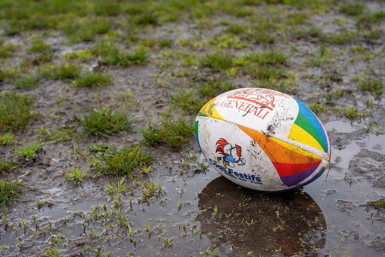 Ballon « Rugby Is My Pride » des Coqs Festifs sur le terrain pendant un match